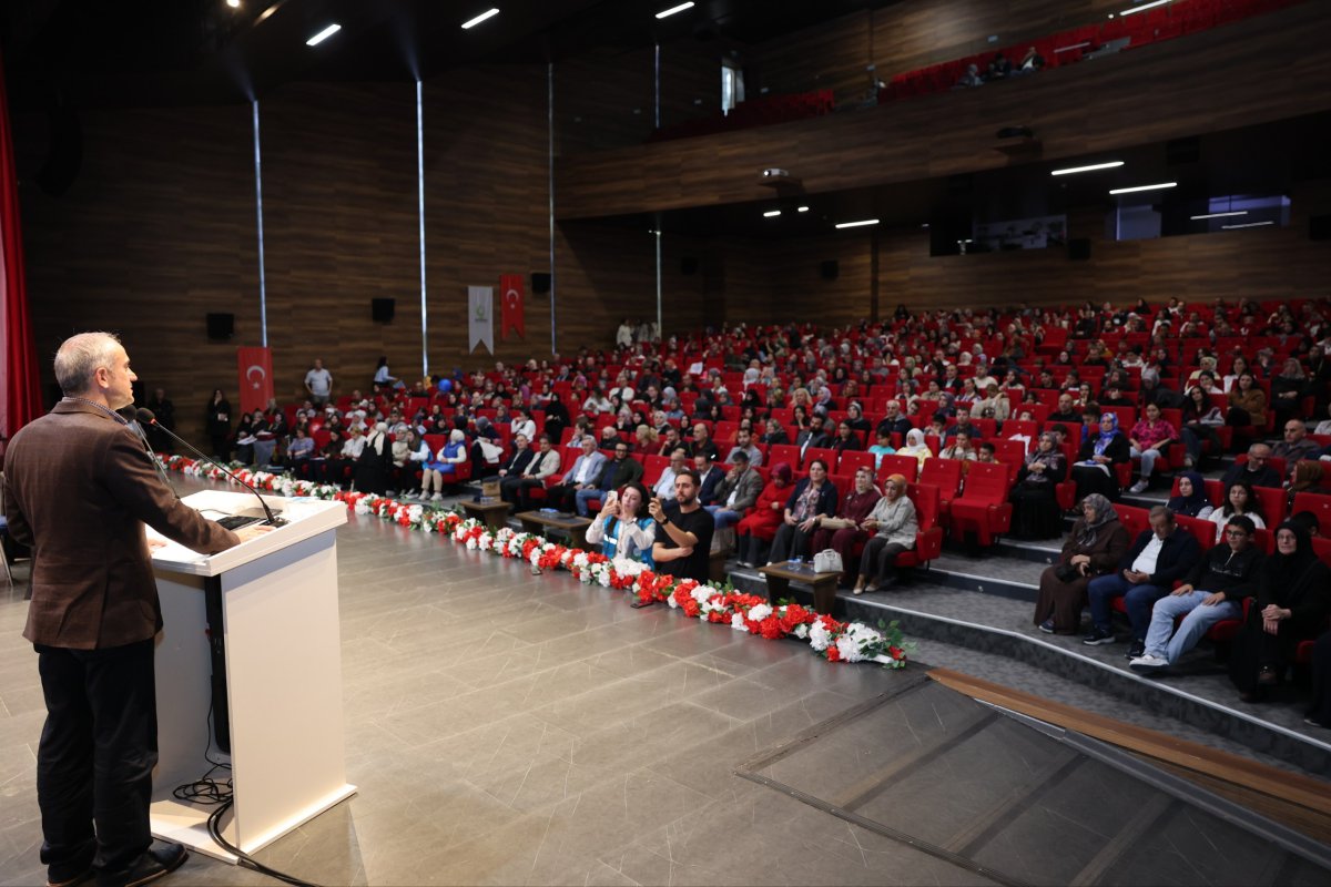  Erbaş, Çayırovalı sevenleriyle kitap günlerinde buluştu