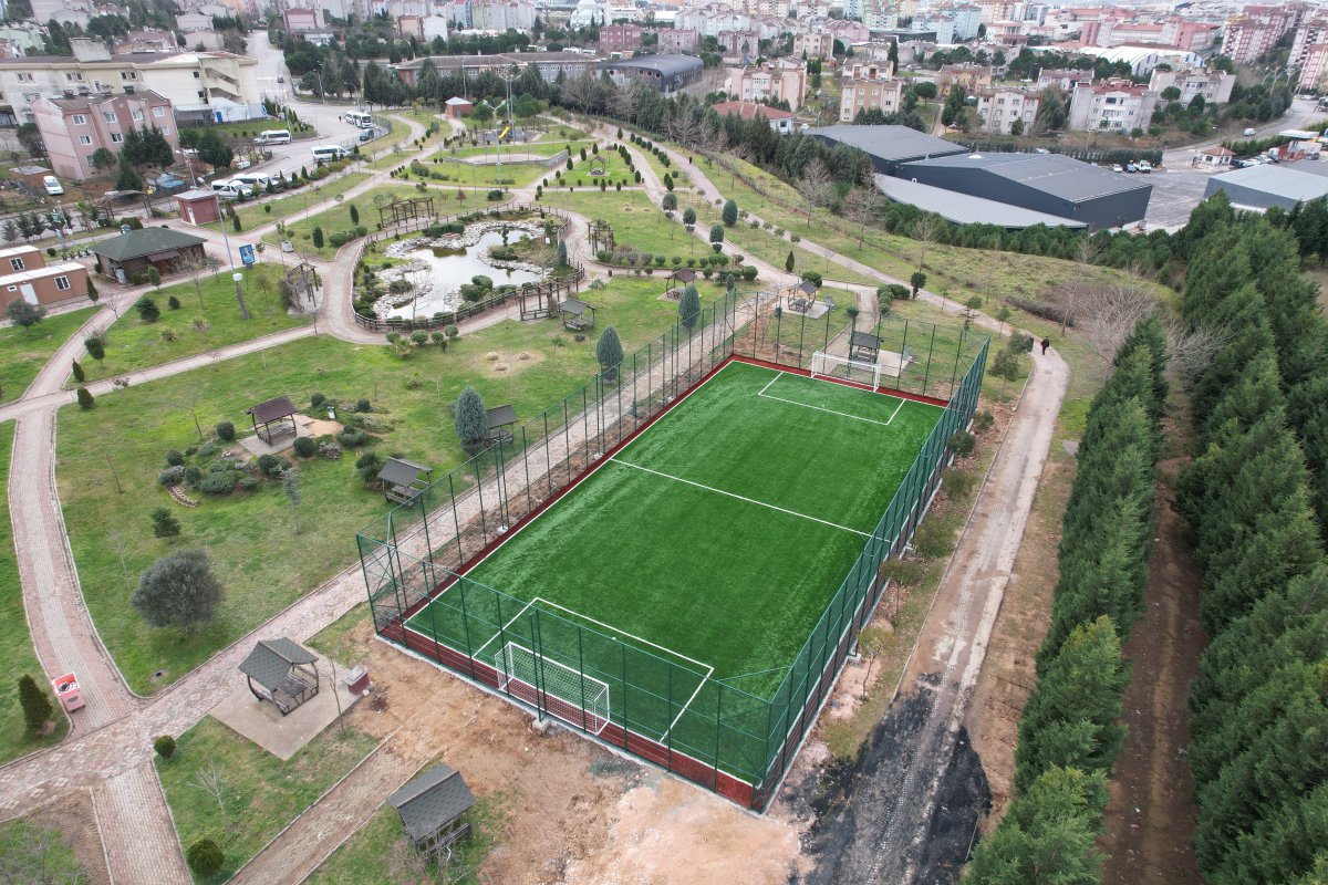 Çayırovalı çocuklar, tatilde halı sahalarda spor yapıyor