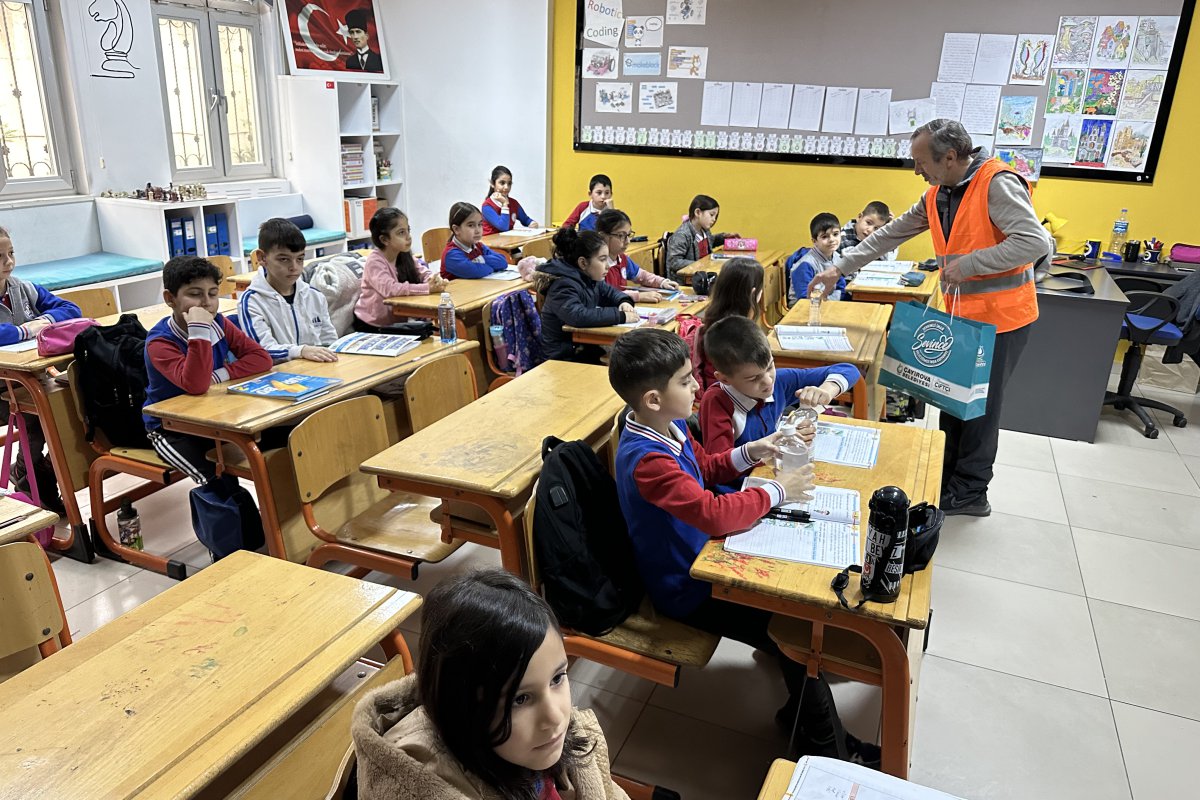 Çayırova Belediyesi’nden öğrencilere dezenfektan