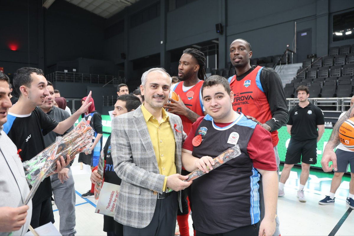 Özel çocuklar, Çayırova’nın dev adamlarıyla bir arada