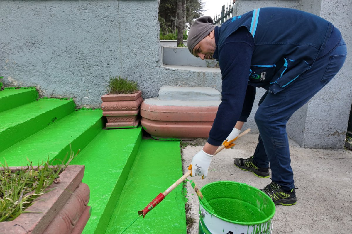 Çayırova’da mezarlıklar bayrama hazır