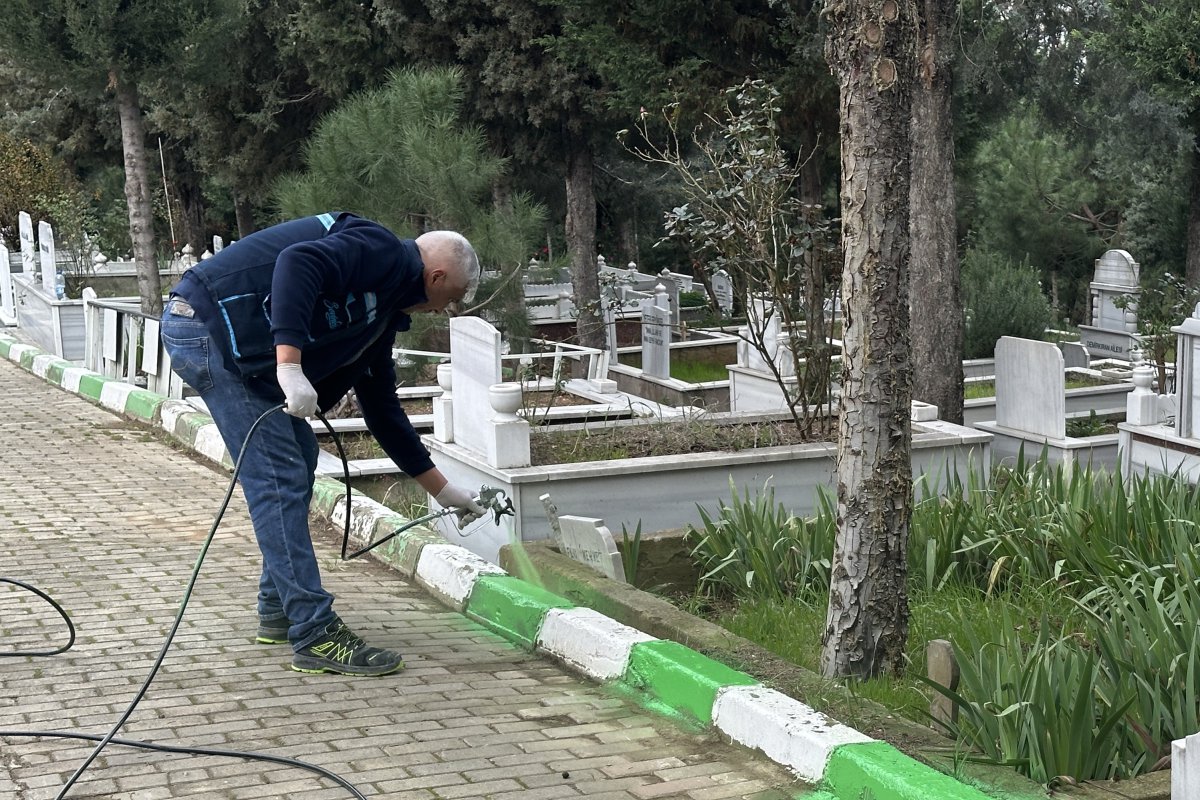 Çayırova’daki mezarlıklarda bakım onarım çalışmaları sürüyor