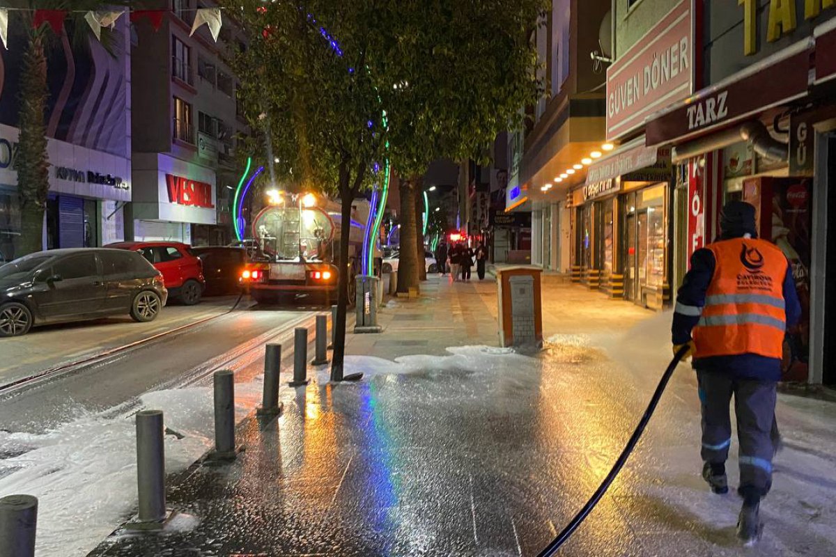 Temizlik işlerinden caddelerde bayram temizliği