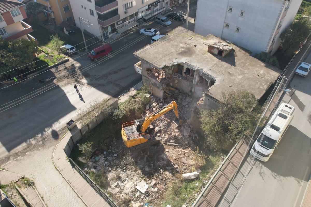 Çayırova’da metruk binalar yıkılıyor