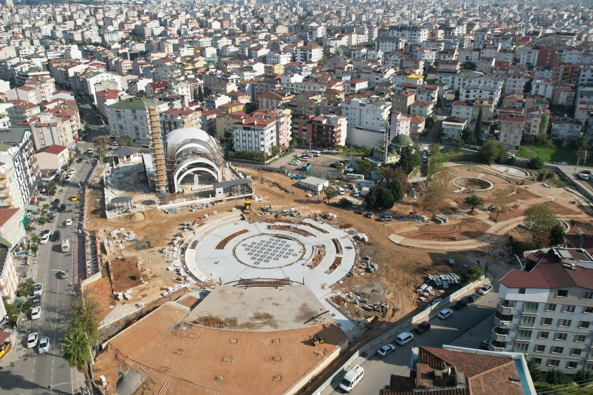 Çiftçi, Kent Meydanı’nda incelemeler gerçekleştirdi