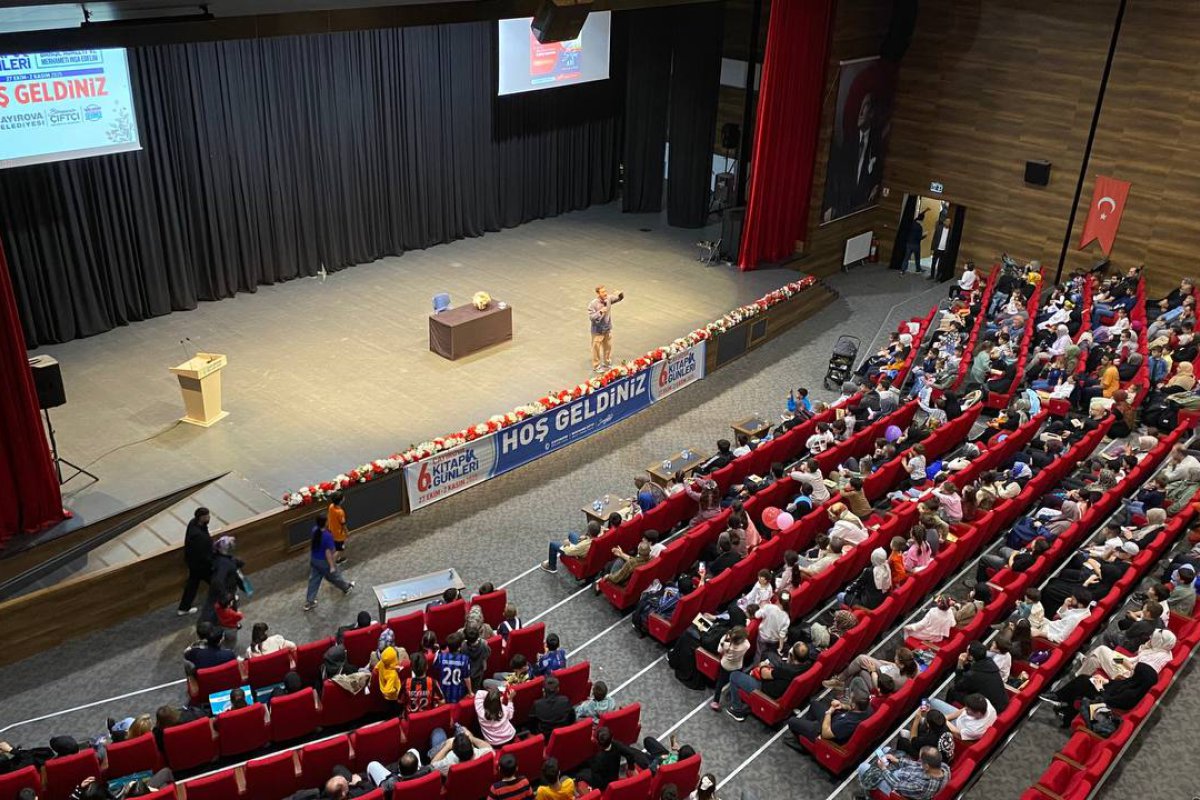 Youtuber Sertaç Abi, Çayırovalı sevenleriyle bir araya geldi