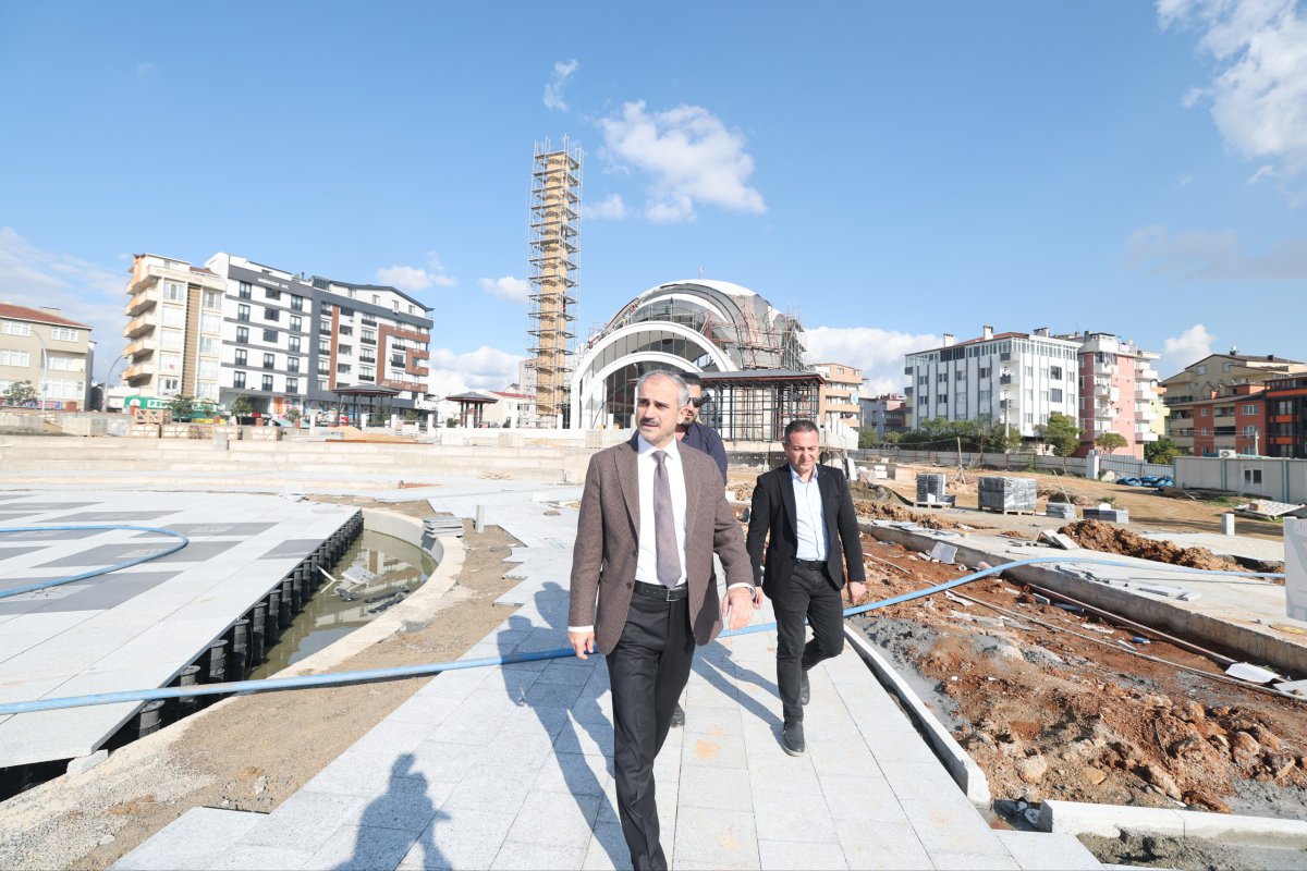 Çiftçi, Kent Meydanı’nda incelemeler gerçekleştirdi