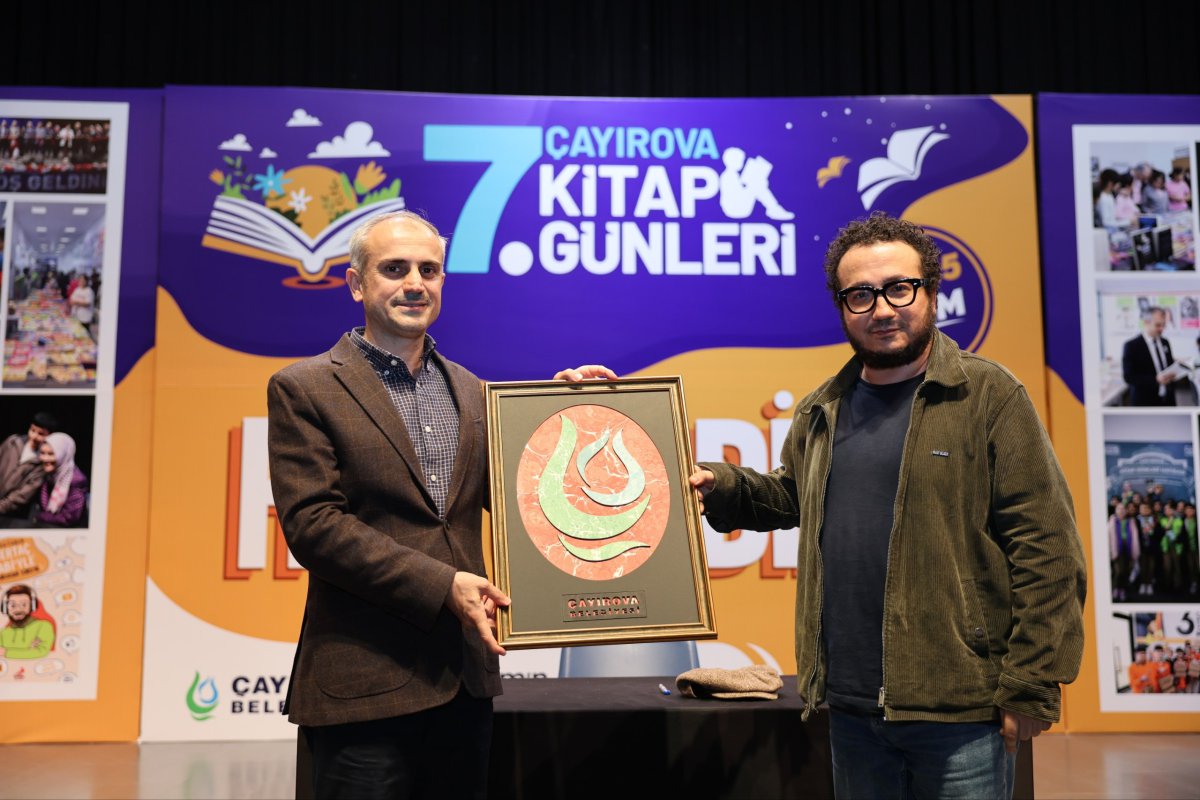  Erbaş, Çayırovalı sevenleriyle kitap günlerinde buluştu
