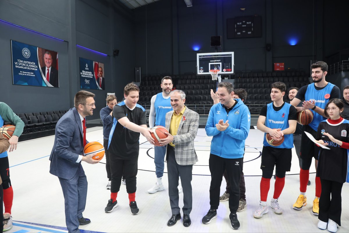 Özel çocuklar, Çayırova’nın dev adamlarıyla bir arada