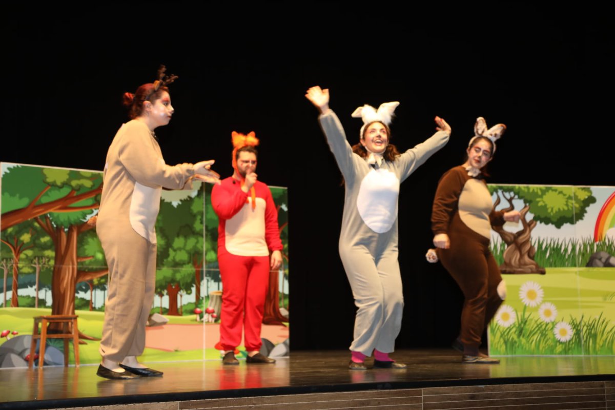 Çayırovalı çocuklar, hafta sonunu tiyatroyla dolu geçirdi