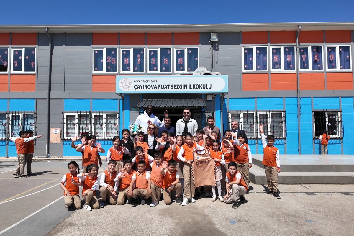 Şampiyon dev adamlar, Fuat Sezgin öğrencileriyle bir arada