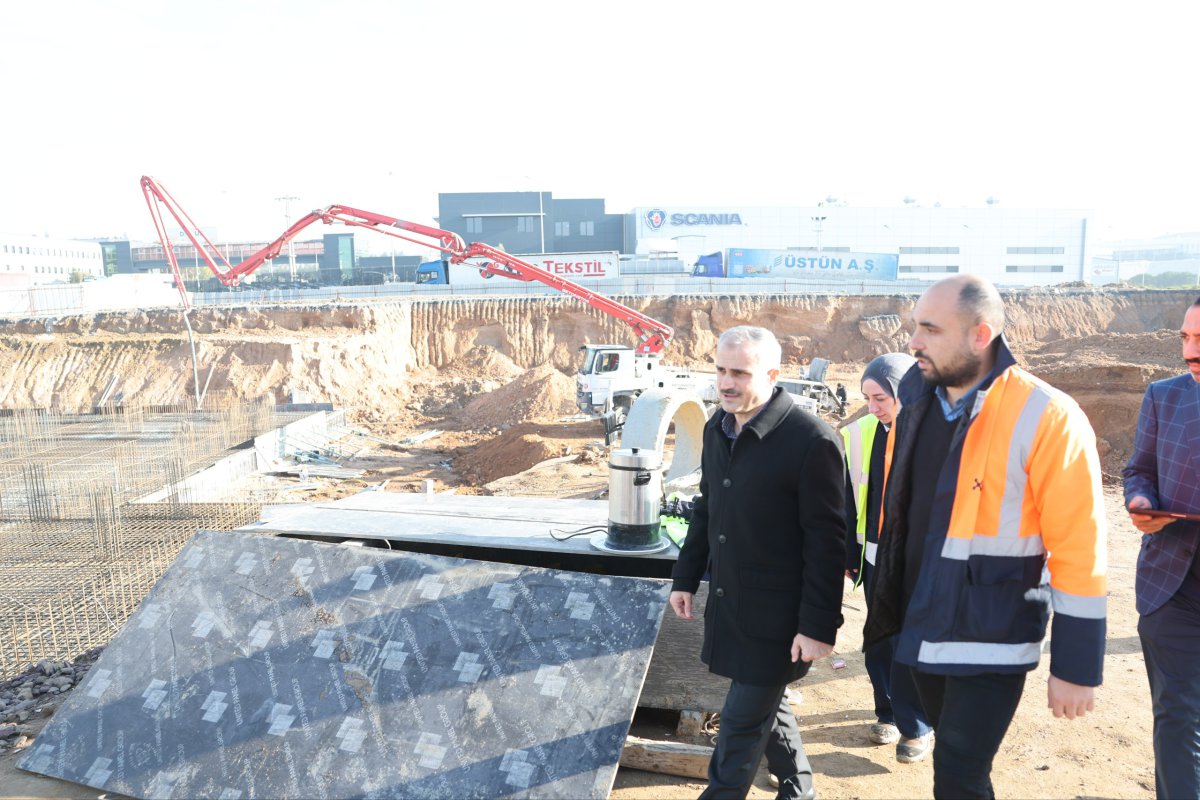 Çayırova’nın yeni meslek lisesinde temel betonu seriliyor