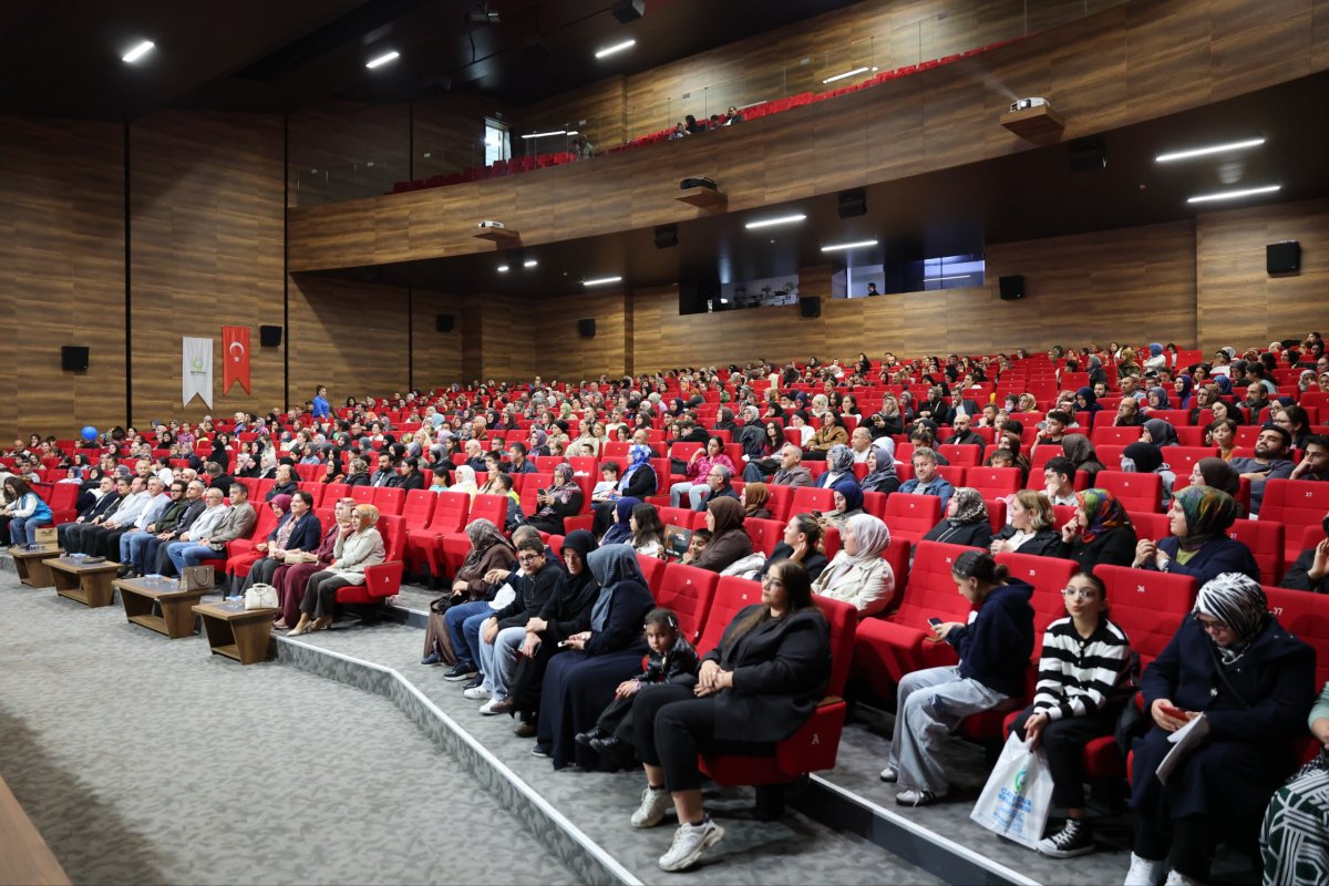  Erbaş, Çayırovalı sevenleriyle kitap günlerinde buluştu